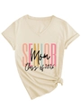 Dettaglio della t-shirt crema con scollo a V e stampa Senior Mom Class of 2026 - S / Sabbia