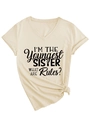 Dettaglio della maglietta beige con scollo a V, stampa Youngest Sister e nodo - S / Sabbia (Carattere Nero)