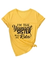 Dettaglio della maglietta gialla con scollo a V, stampa I'M THE Youngest SISTER e nodo - S / Giallo (Carattere Nero)