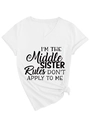 Detail van wit katoenen T-shirt met V-hals en I'm the Middle Sister tekst en knoopje - S / Wit (Zwart Lettertype)