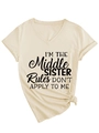 Detail van V-hals T-shirt met zijwaartse knoop en Middle Sister grafische tekstprint - S / Zand (Zwart Lettertype)