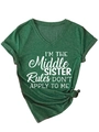Nahaufnahme des I'M THE MIDDLE SISTER Drucks auf grünem V-Ausschnitt T-Shirt mit Knoten - Vintage Grün (Weiße Schrift)