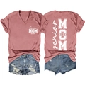 Détail à plat du t-shirt col V Senior Mom 2026 avec un short en jean déchiré - Or Rose (Police Blanche)