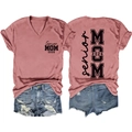 Vues détaillées avant et arrière du t-shirt Senior Mom 2026 col V avec short en jean usé - Or Rose (Police Noire)