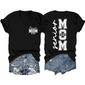 Vue avant et arrière du t-shirt noir à col en V avec imprimé blanc Senior MOM 2026 - Noir (Police Blanche)