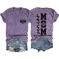 Détail recto-verso du t-shirt violet col V avec imprimé Senior MOM 2026 et short en jean - Violet (Police Noire)