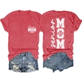 Vues avant et arrière du t-shirt rouge Senior Mom 2026 avec short en jean effilé - Rouge (Police Blanche)