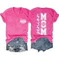 Détails avant et arrière du t-shirt rose col en V avec imprimé Senior MOM 2026 - Rose Rouge (Police Blanche)