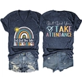 Dettaglio della stampa arcobaleno colorata e testo a tema sul retro della t-shirt a V - Blu Marino(Grafica Bianca)