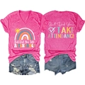 Dettaglio maglietta scollo a V stampa arcobaleno e pantaloncini denim strappati - Rosa Rosso(Grafica Bianca)