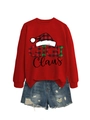 Dettaglio felpa rossa GIGI Claus con cappello di Natale a quadri e shorts in denim - S / Felpa Rossa (Grafica Nera)
