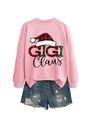 Λεπτομέρεια από ροζ φούτερ Gigi Claus με καρό χριστουγεννιάτικο σκούφο και σορτς - Ροζ Φούτερ (Μαύρο Κείμενο)