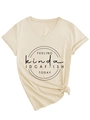 Detailaufnahme des beigen V-Ausschnitt T-Shirts mit Print und modischem Knotensaum - S / Sandfarben