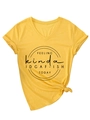 Detail eines gelben V-Ausschnitt T-Shirts mit 'IDGAF-ISH' Aufdruck und Seitenknoten - S / Gelb