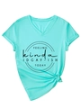 Detail eines minzgrünen V-Ausschnitt T-Shirts mit schwarzem Aufdruck und Knoten am Saum - S / Cyanblau