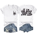 Vorder- und Rückansicht des Sassy Mom V-Neck T-Shirts mit Spruch und zerfetzten Jeans-Shorts - S / Weiß (Schwarzer Druck)