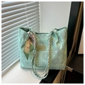 Dettaglio della borsa tote verde menta con ricamo a margherita e foulard di seta a fiori - Verde