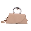 Borsa a mano trapezoidale beige con manico scultoreo in argento e tracolla rimovibile - Cachi