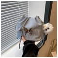 Detalle de bolso cubo jaspeado con adorno de mariposa y colgante de peluche suave - Azul con colgante