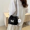Sac seau noir élégant avec nœud en métal argenté et pompon en peluche en bandoulière - Avec Pendentif Elfe Blanc / Noir