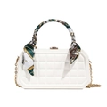 Sac à main octogonal blanc matelassé avec anse en foulard et chaîne dorée - Blanc Cassé