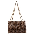 Elegante bolso bandolera con estampado de leopardo y cadena dorada en fondo blanco - Marrón