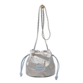 Hellblaue Beuteltasche mit goldenem Blattmuster, Kordelzug und elegantem Kettenriemen - Goldblatt Hellblau