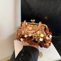 Elegante borsa a mano con paillettes dorate, chiusura vintage e tracolla a catena - Oro