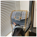 Detail van tweed schoudertas met blauw kunstleer en gouden kettingband - Blauw