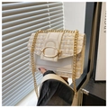 Detail van de tweed geweven textuur en gouden sluiting op de crème crossbody kettingtas - Wit