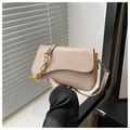 Dettaglio della borsa beige minimalista con catena dorata e pelle sintetica liscia - Cachi