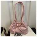 Detail einer rosa Eimer-Tasche aus weichem PU mit großer dekorativer Schleife und Metallösen - Rosa
