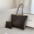Conjunto de bolso tote de cuero marrón oscuro con patrón de cocodrilo y estuche - Marrón