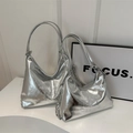 Silbernes Metallic-Tote-Set mit Textur und Kettendetails auf weißem Hintergrund - Groß / Silber