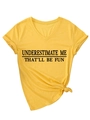 Dettaglio maglietta gialla scollo a V con maniche arrotolate e slogan UNDERESTIMATE ME - S / Giallo (Carattere Nero)