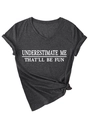 Détail du t-shirt col V gris foncé avec texte Underestimate Me et nœud à l'ourlet - Gris Chiné (Police Blanche)