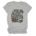 Detail eines grauen Rundhals-T-Shirts mit Rosen- und Totenkopf-Grafik und Gothic-Text - S / Hellgrau