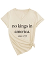 Détail du t-shirt beige à col en V avec imprimé No Kings in America et nœud sur le devant - S / Sable (Police Noire)