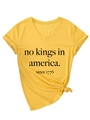 Détail du t-shirt jaune col en V avec imprimé No Kings in America et nœud décoratif - S / Jaune (Texte Noir)