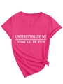 Détail d'un t-shirt rose col V avec texte blanc et nœud décoratif à l'ourlet - Rose Rouge (Police Blanche)
