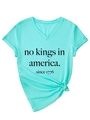 Détail du t-shirt vert menthe à col en V avec imprimé No Kings et ourlet noué - S / Bleu Eau Profonde (Police Noire)