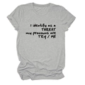 Détail d'un t-shirt gris à col rond avec le design de texte 'I identify as a THREAT' - Gris Clair (Police Noire)