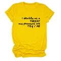 Détail du t-shirt jaune en coton avec texte graphique noir et manches à revers - Jaune (Police Noire)