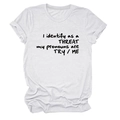 Gros plan du slogan 'I identify as a THREAT' imprimé sur un t-shirt blanc en coton - Blanc (Police Noire)