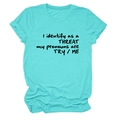 T-shirt en coton vert menthe posé à plat avec impression de texte 'I identify as a THREAT' - Bleu Eau Profonde (Police Noire)