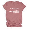 Détail des manches retroussées et imprimé graphique blanc sur un t-shirt rose poudré - Or Rose (Police Blanche)