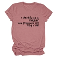 Détail du t-shirt rose poudré avec impression du slogan I identify as a threat - Or Rose (Police Noire)