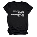 Détail d'un t-shirt en coton noir avec slogan blanc imprimé I identify as a THREAT - Noir (Police Blanche)