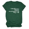 Détail d'un t-shirt vert foncé montrant l'imprimé blanc et le col rond classique - Vert Rétro (Police Blanche)