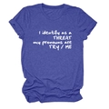 Détail d'un t-shirt en coton bleu roi avec le slogan blanc I identify as a threat - Bleu Rétro (Police Blanche)
